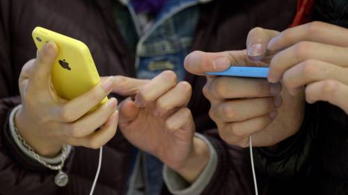 I nuovi iPhone nei negozi: subito a ruba il modello oro