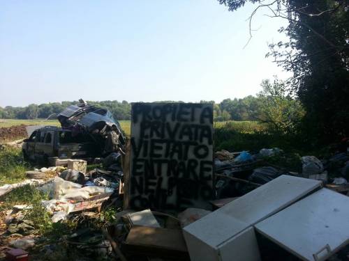 Se questa è Milano: i rom trasformano il parco in discarica