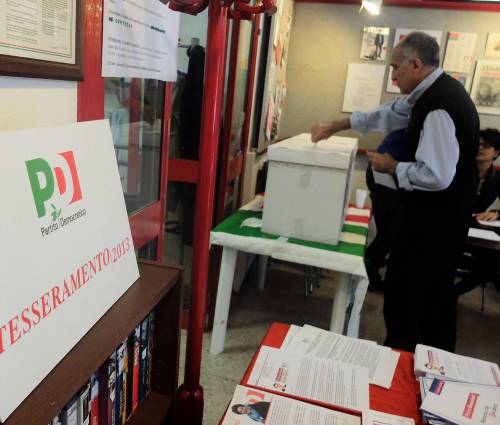 Puglia, immigrati in coda per avere la tessera del Pd