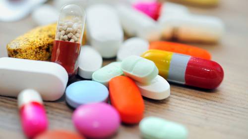 Droga e psicofarmaci alla figlioletta per stare con l'amante