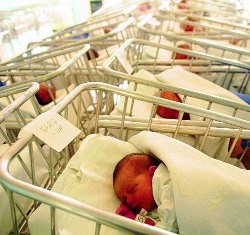 Lei abbandona il figlio. E il padre per legge non può sapere dov'è
