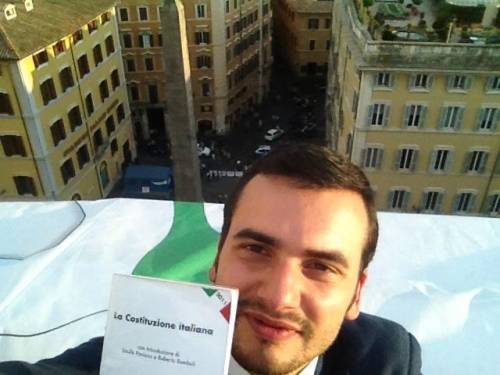 Il grillino Sibilia: "Legalizzare i matrimoni di gruppo e tra specie diverse"