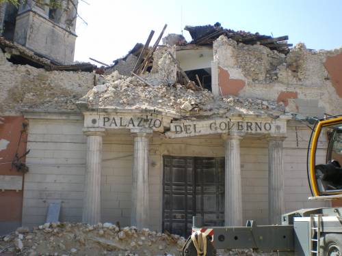 Tangenti sull'Aquila terremotata, bufera sulla Giunta del Pd Cialente
