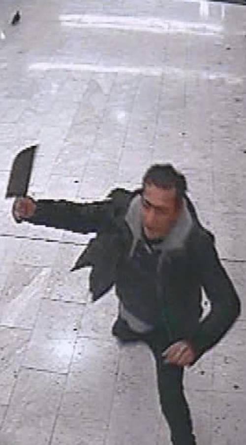 Biella, marocchino minaccia ragazzini con una mannaia
