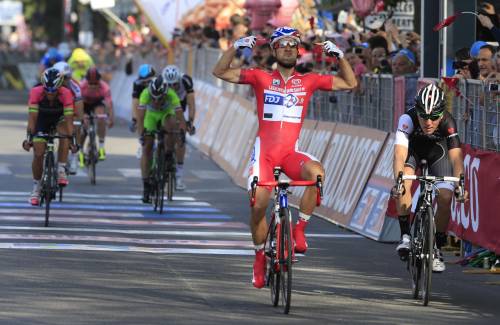 Cadute e Bouhanni: è un Giro ciclostile