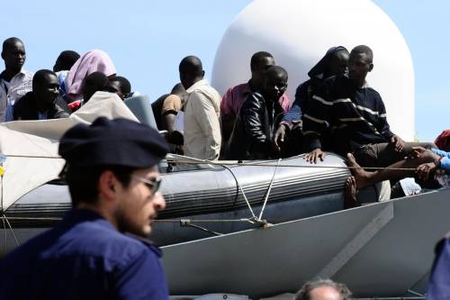 Povera Italia: un immigrato costa il doppio di un agente