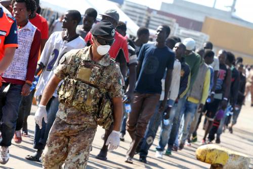 Immigrati, i paesi dell'Ue li rimandano in Italia