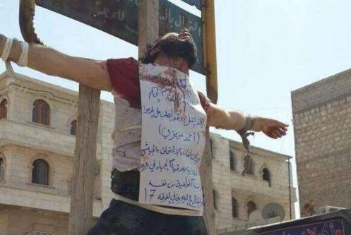 I terroristi dell'Isis crocifiggono i nemici