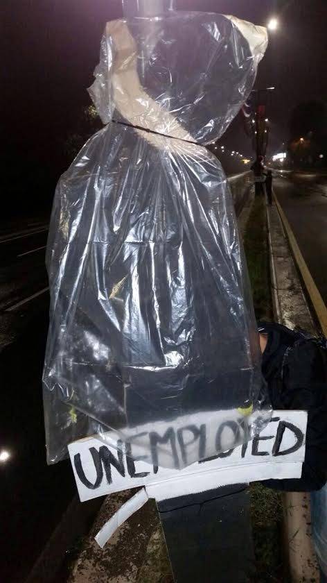"Siamo tutti disoccupati": la protesta dei manichini dei giovani di Fratelli d'Italia