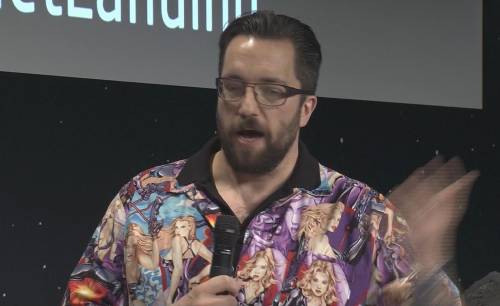 Camicia con le pin up: lo scienziato di Rosetta viene costretto alle scuse