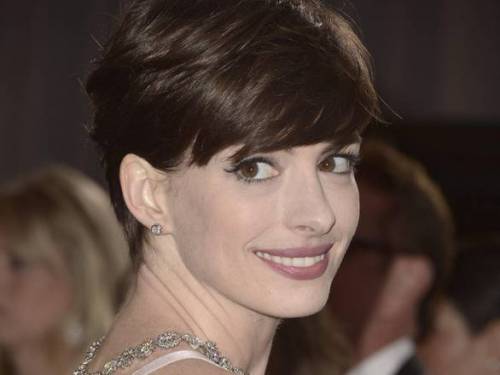 Anne Hathaway abbandona la dieta vegana: "Non mi faceva stare bene"