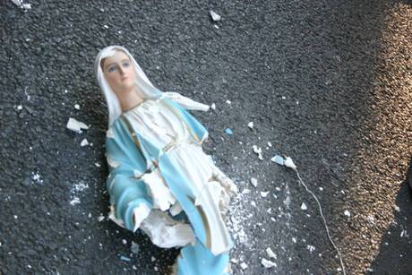 Perugia, gruppo di stranieri profana una statua della Madonna