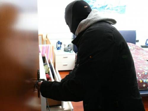 Rubava le fedi nuziali: preso ladro a Napoli