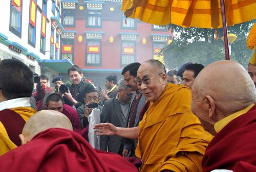 Lezione del Dalai Lama ai buonisti: "L'Europa non può accogliere tutti"