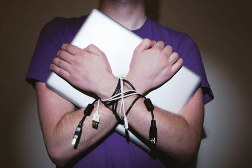 I mille volti della dipendenza da internet e social network: dal cyberbullismo all'isolamento