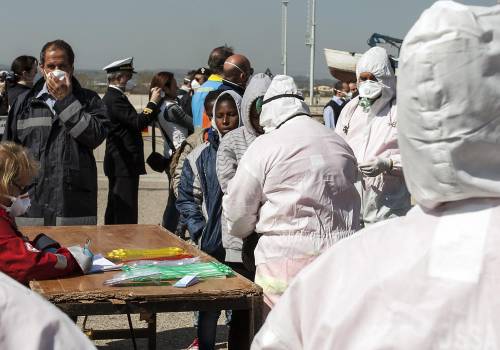 Scabbia, rivolte e morti: il dramma degli sbarchi
