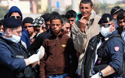 Immigrati, lo sfogo di un poliziotto: "Salute e sicurezza? Niente filtri"