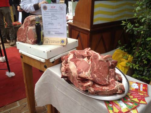 "Sono albanese, ti taglio la gola". Turista picchiato per una bistecca