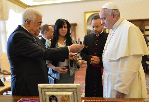 L'abbraccio tra il Papa e Abu Mazen "Sia un angelo della pace"