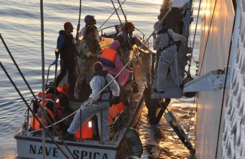 Immigrati ammutinati, la protesta dei marinai: "Rischiamo la vita per salvarli"