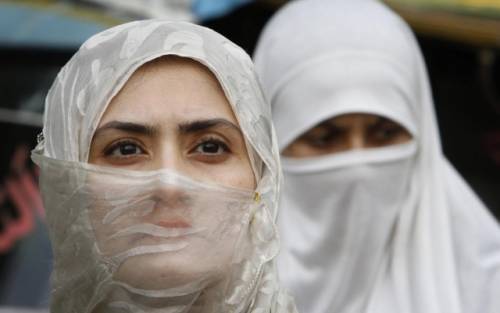 Libia, scimmia le strappa velo. E le tribù schierano i carriarmati
