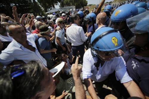 Profughi, daspo a chi protesta: la misura choc del questore