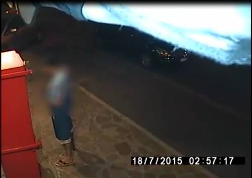 Degrado a Bologna: urina in strada ripreso dalle telecamere