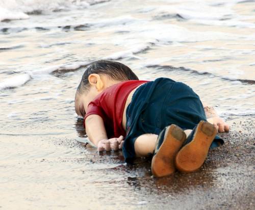 "Faceva lui lo scafista". Ancora ombre sul padre di Aylan