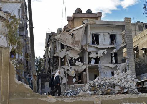 Il vescovo di Aleppo: "Ora l'Europa apre le porte. Ma l'unica soluzione è sconfiggere l'Isis"