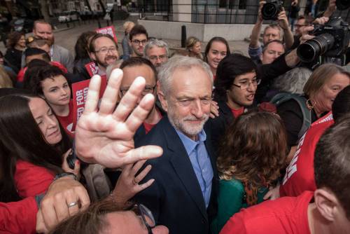 Gb, Corbyn è il nuovo leader dei laburisti