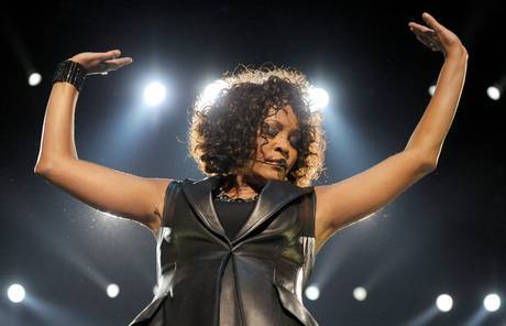 "Whitney Houston poteva salvarsi: doveva confessare di essere lesbica"