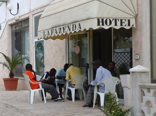 Lega all'attacco: via la licenza agli hotel che ospitano immigrati