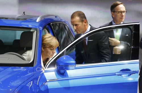 Germania, Italia essenziale per la riapertura dei colossi dell'auto
