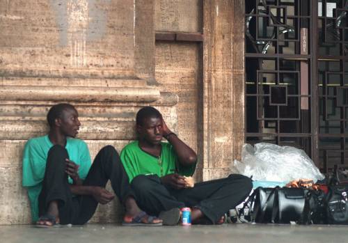 Bulli africani molestano italiani. "L’Africa e Allah sono più forti"