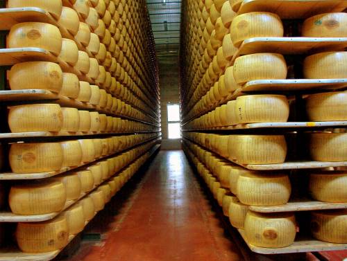 Adesso la Francia "ci ruba" il Parmigiano Reggiano