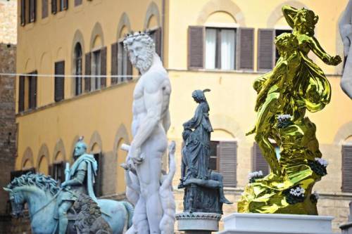 Lo scintillante Koons a fianco del David