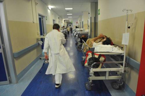 Napoli, negli ospedali pazienti ricoverati tra la spazzatura