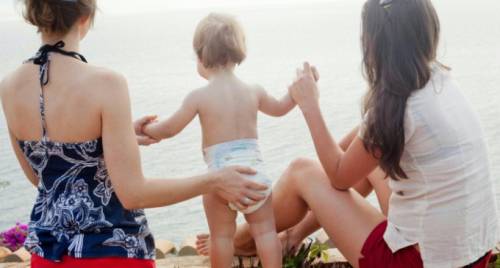 La sfida della Appendino: "Torino registrerà i figli di coppie gay"
