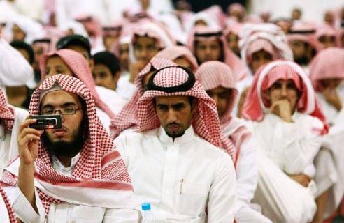 Arabia Saudita, attore in manette. "Si faceva selfie con le donne su Fb"