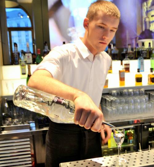 Chupiti di vodka in un pub: 13enne finisce all'ospedale