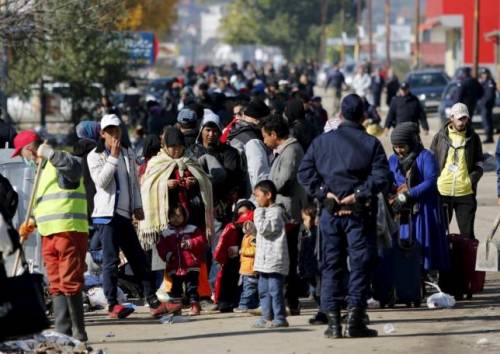 La proteste dei migranti: "Vogliamo soldi e la wifi"