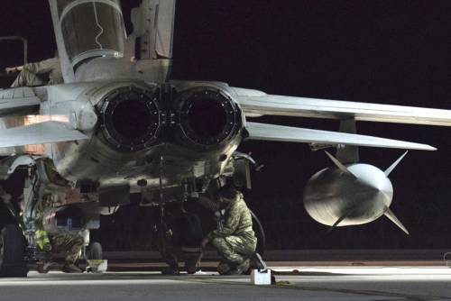 Tornado della Raf bombardano i giacimenti petroliferi dell'Isis