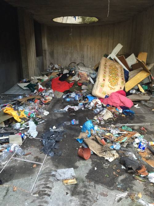 Nomadi, clandestini e spaccio nella "favela" di via Adriano