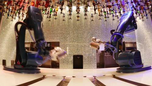 Il barman del futuro? È un braccio meccanico