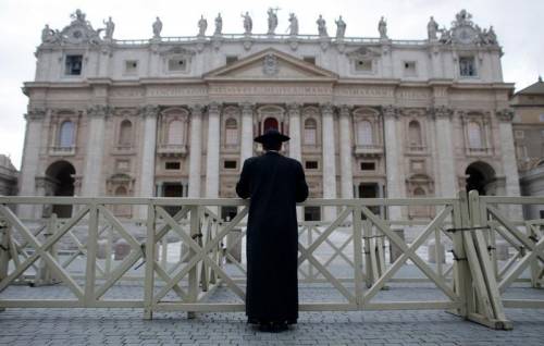 Il cardinale abbraccia i massoni. Ma è un abbraccio da lontano