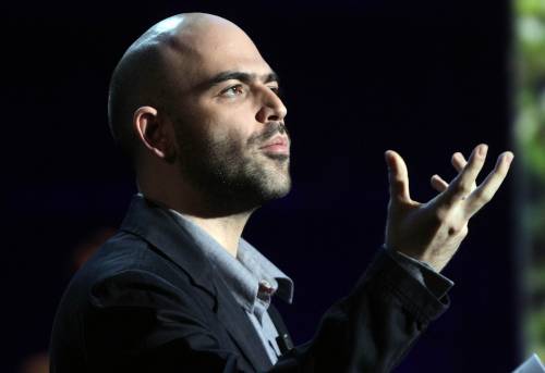 Cannabis, polizia attacca Saviano: "Delirio schizofrenico al sicuro della scorta"