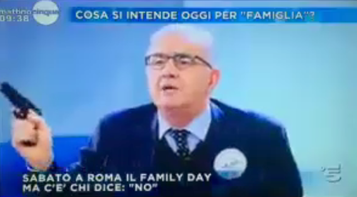 Gene Gnocchi punta una pistola contro Buonanno in diretta tv