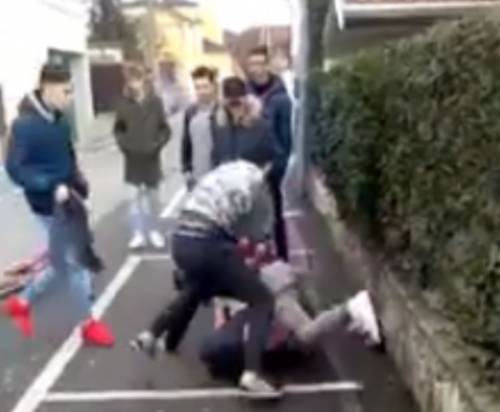 Milano, immigrati aggrediscono coi coltelli un poliziotto che spara