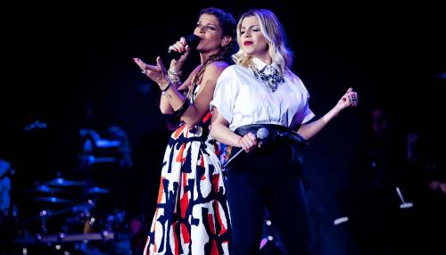 Alessandra Amoroso e Emma Marrone scherzano con l'hoverboard
