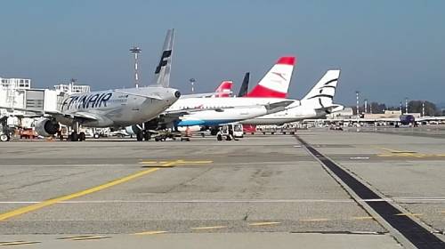 Comandante evita collisione e la compagnia aerea lo premia con 400mila euro